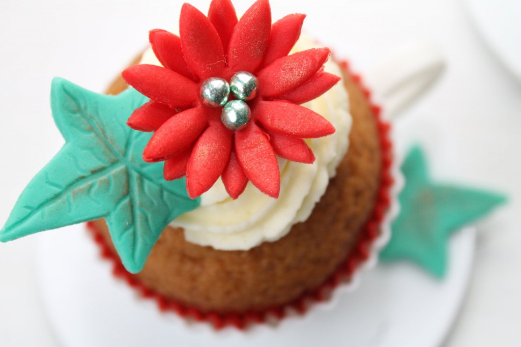 Erdnussbutter-Cupcakes mit Vanille-Frosting und Fondantblümchen ...