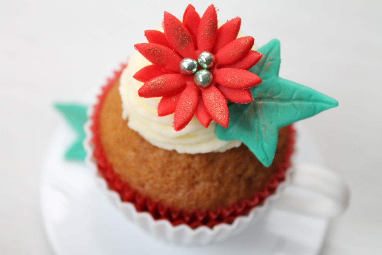 Erdnussbutter-Cupcakes mit Vanille-Frosting und Fondantblümchen ...