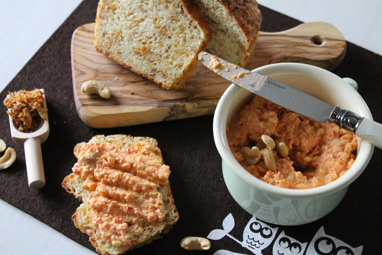 Zwiebel-Käse-Brot mit Paprika-Cashew-Aufstrich | cuplovecake