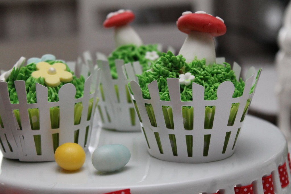 Frühling auf dem Teller: Blumenwiese-Fliegenpilz-Cupcakes | cuplovecake