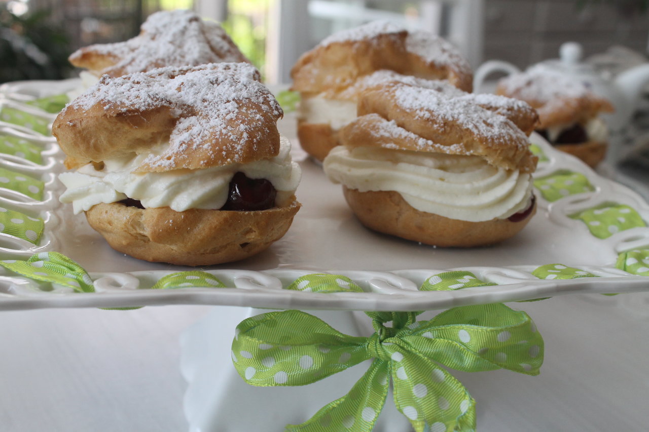 Heißgeliebte Windbeutel mit Vanille-Sahne und Kirschen | cuplovecake