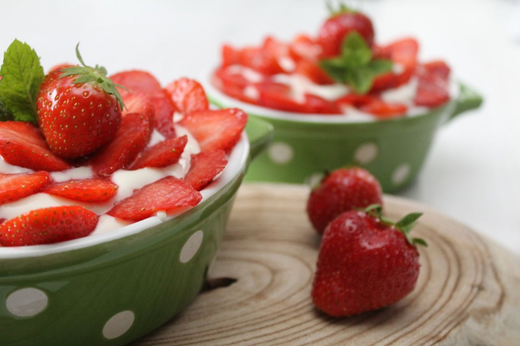 frische-deutsche-erdbeeren-im-september-windbeutel-erdbeer-dessert