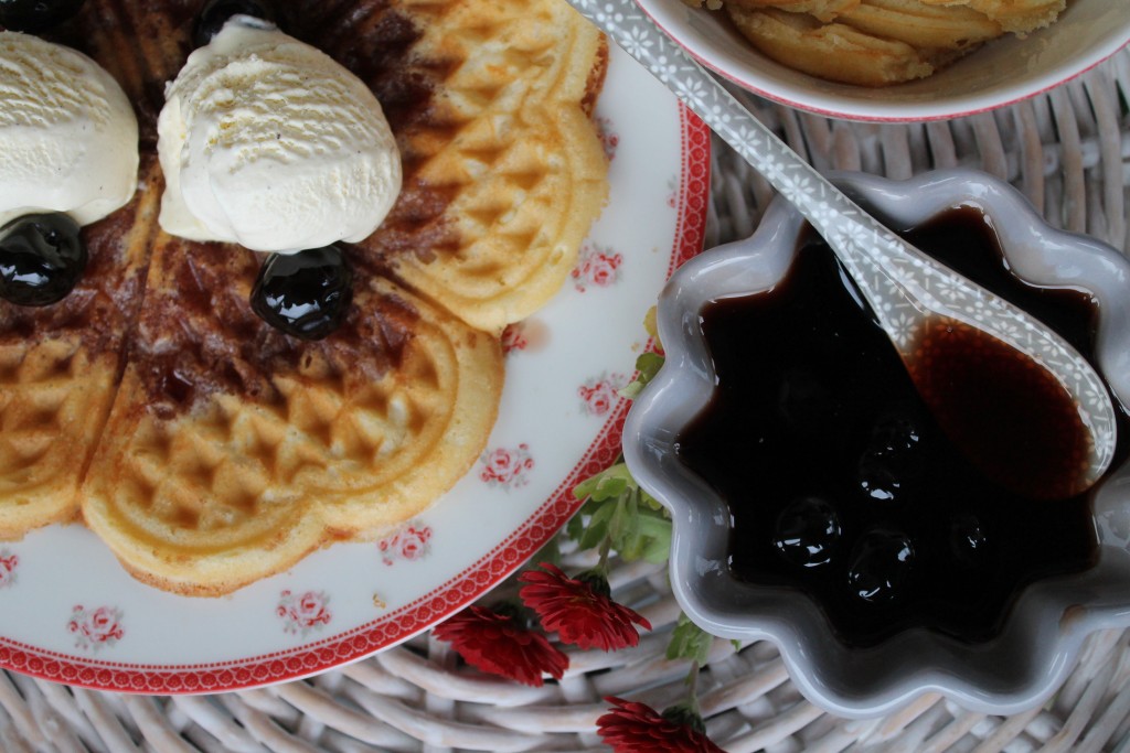 Heiß + kalt = lecker: Buttermilchwaffeln mit Kirschsoße und Vanilleeis ...