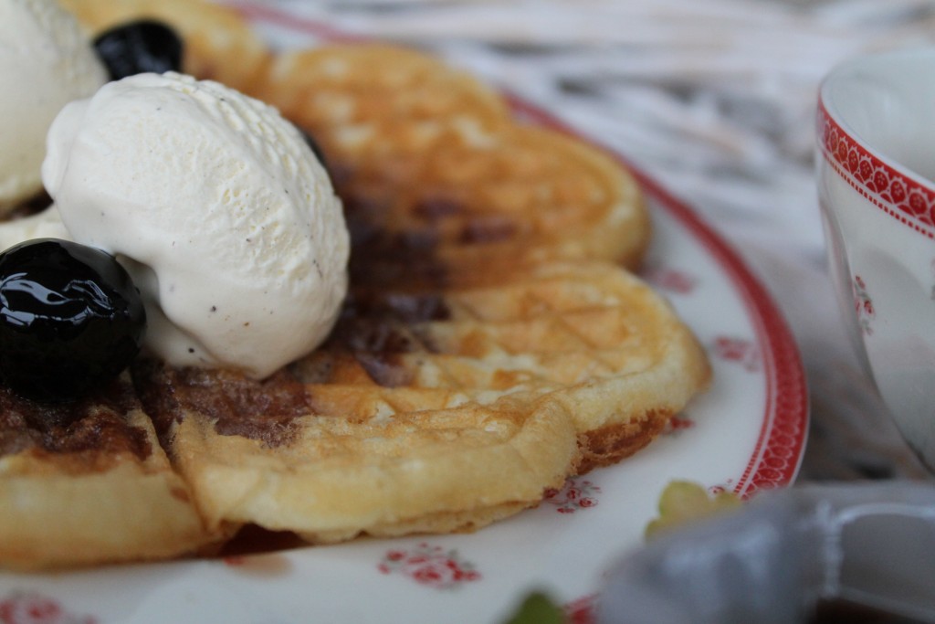 Heiß + kalt = lecker: Buttermilchwaffeln mit Kirschsoße und Vanilleeis ...