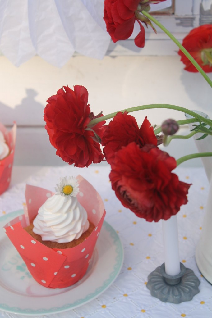 Lea backt: Rhabarber-Cupcakes mit Tonkabohne und Sahnehaube | cuplovecake