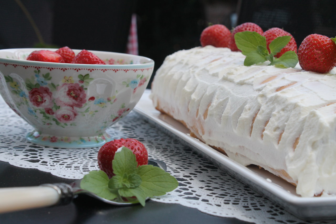 Biskuitrolle mit Mascarpone-Quark Creme und Erdbeeren | cuplovecake
