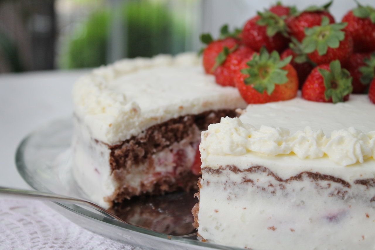 Sündhaft lecker: Erdbeer-Joghurt-Torte mit Kokos | cuplovecake