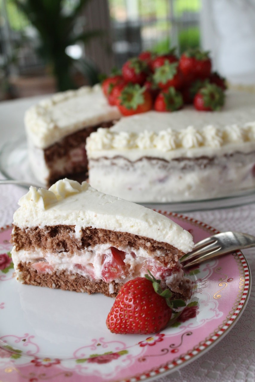 Sündhaft lecker: Erdbeer-Joghurt-Torte mit Kokos | cuplovecake