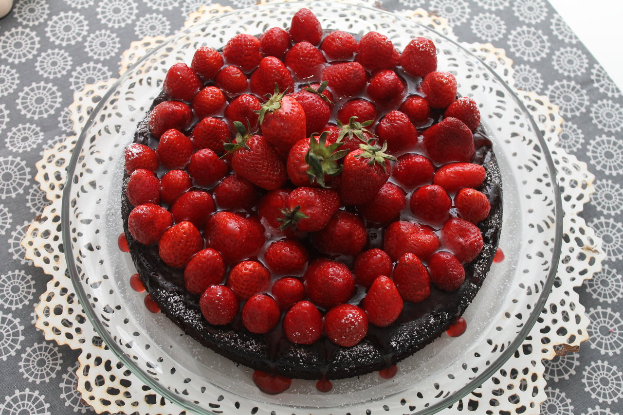 Schokoladig, erdbeerig und lecker: Erdbeer-Brownie-Torte | cuplovecake