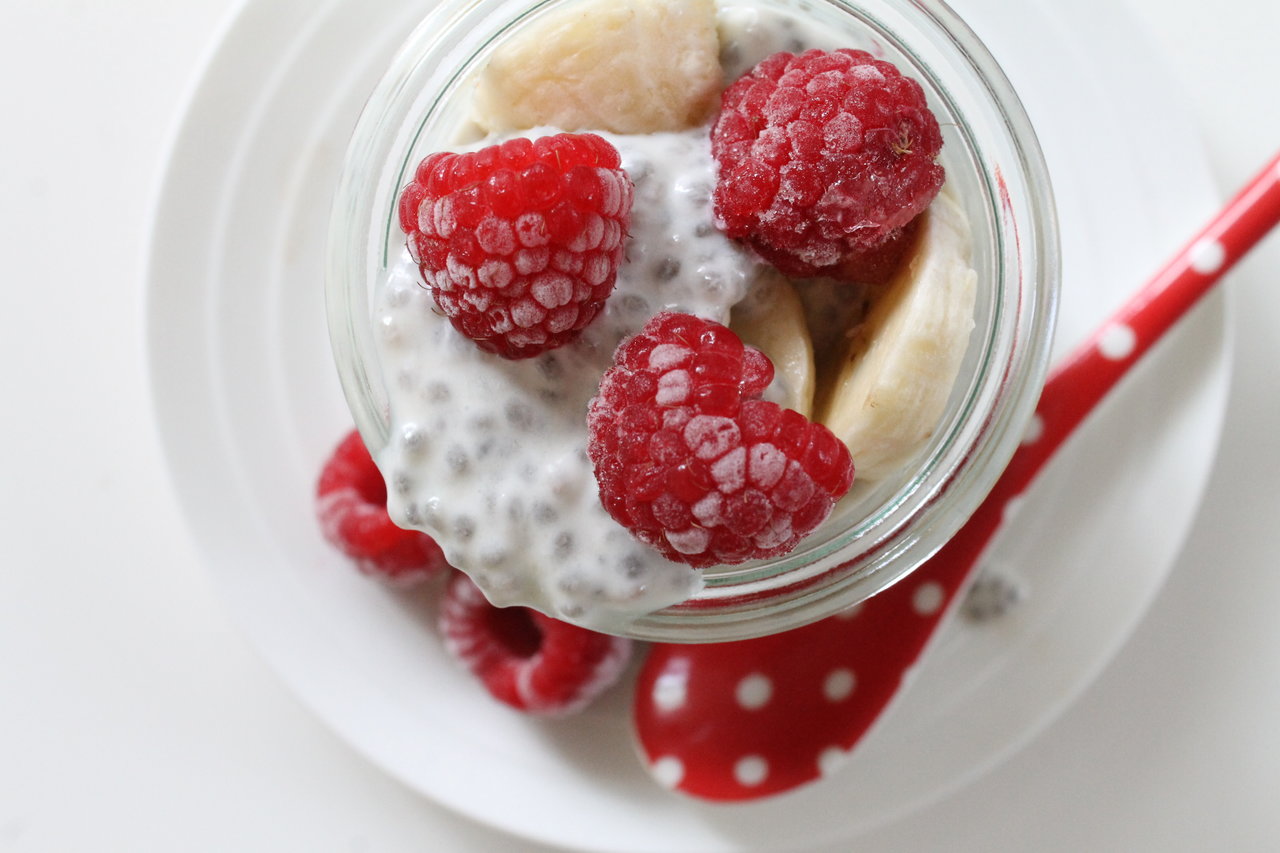 Powerfrühstück schlechthin: Chiapudding mit Bananen und Himbeeren ...