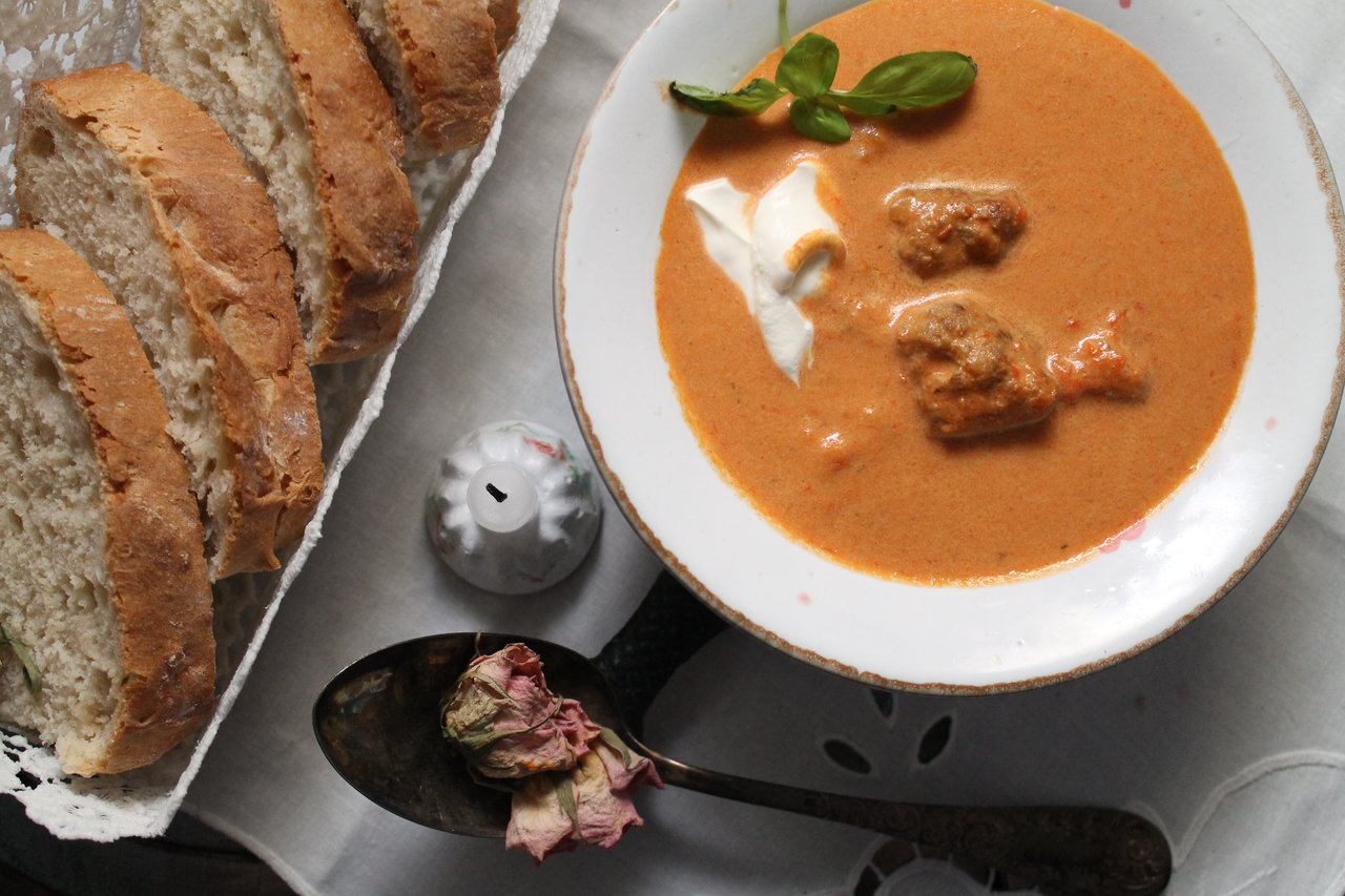Paprika-Mascarpone-Suppe mit Fleischbällchen | cuplovecake