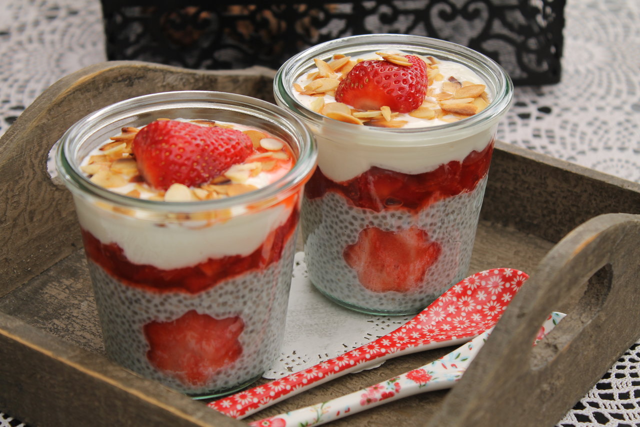 Chiapudding mit Limetten und Erdbeeren, Joghurt und gerösteten Mandeln ...