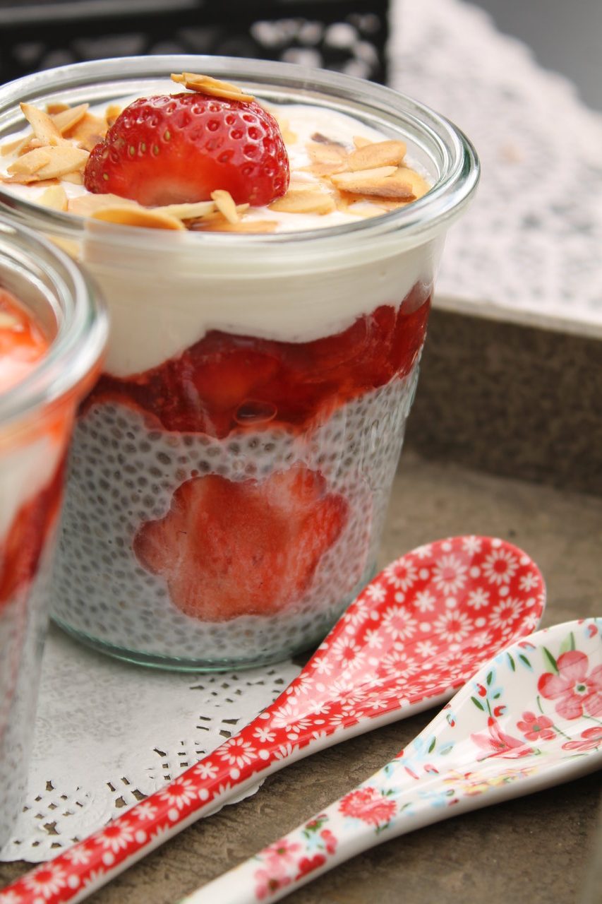 Chiapudding mit Limetten und Erdbeeren, Joghurt und gerösteten Mandeln ...