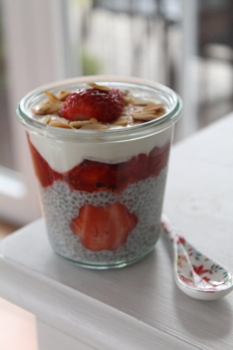 Chiapudding mit Limetten und Erdbeeren, Joghurt und gerösteten Mandeln ...