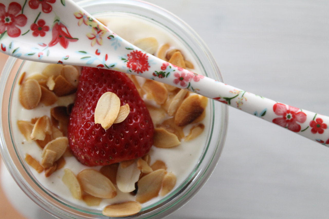 Chiapudding mit Limetten und Erdbeeren, Joghurt und gerösteten Mandeln ...
