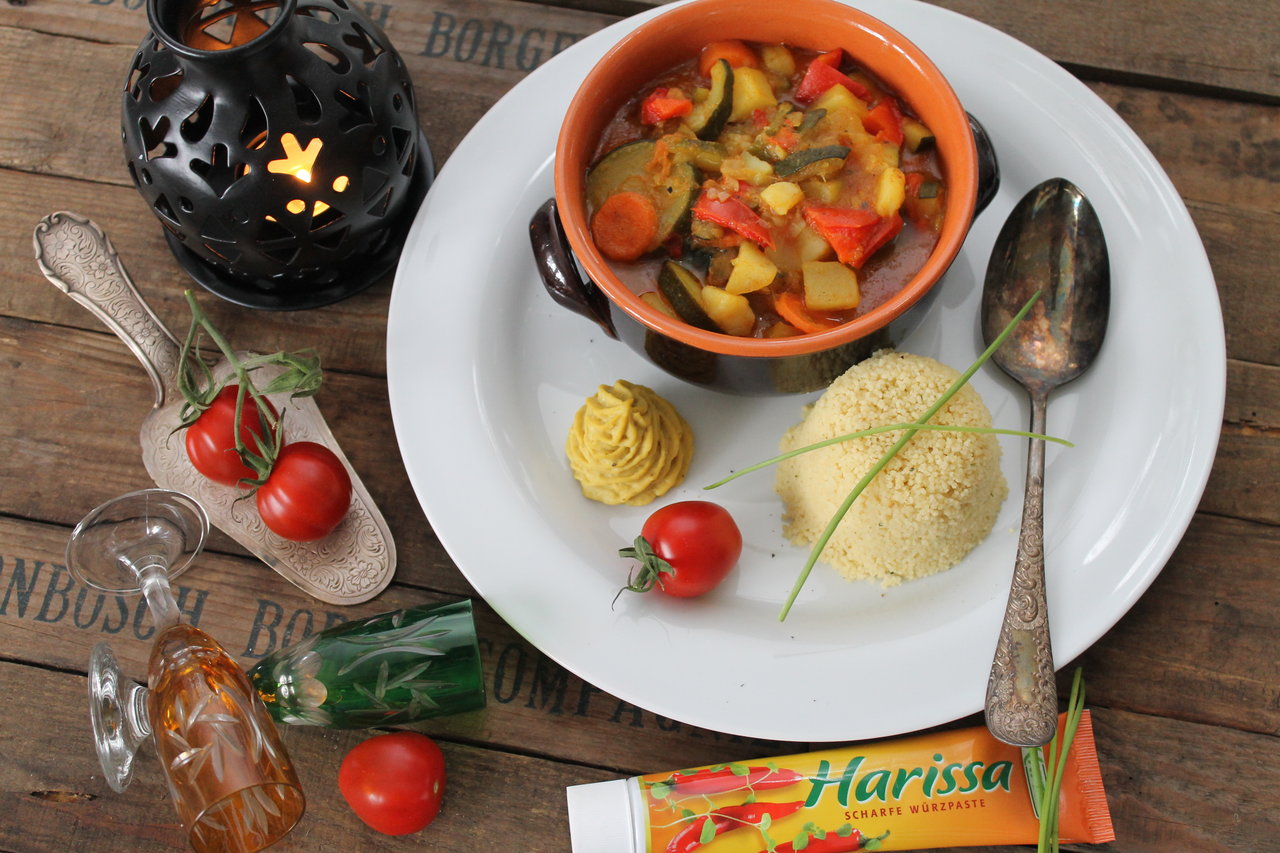 Marokkanische Küche: Gemüse-Kartoffel-Tajine mit Harissa, Couscous und ...