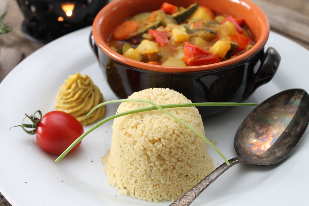 Marokkanische Küche: Gemüse-Kartoffel-Tajine mit Harissa, Couscous und ...