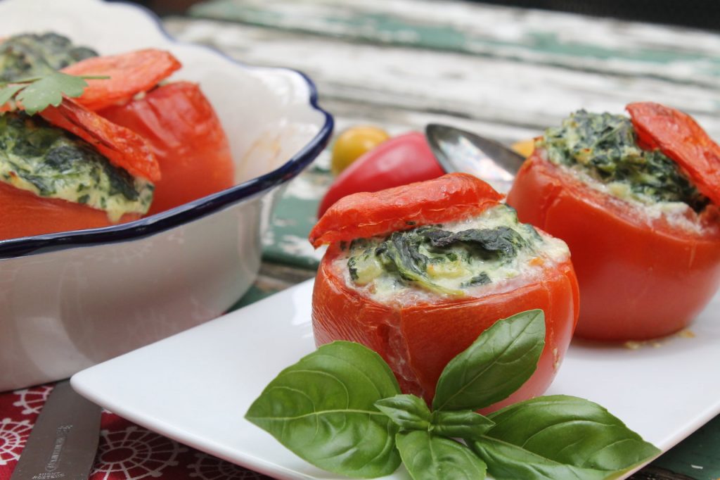 Rote Sommerlieblinge: Gefüllte Tomaten mit Spinat und Ricotta | cuplovecake