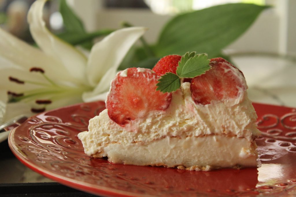 pavlova-mit-mascarponecreme-und-erdbeeren-cuplovecake