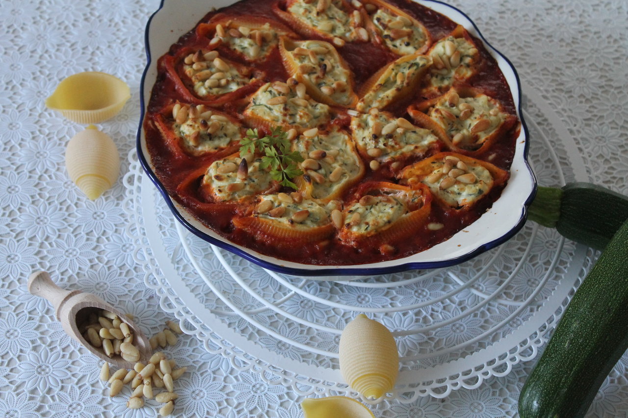 Gefüllte Muschelnudeln mit Zucchini und Ricotta in Tomatensoße ...