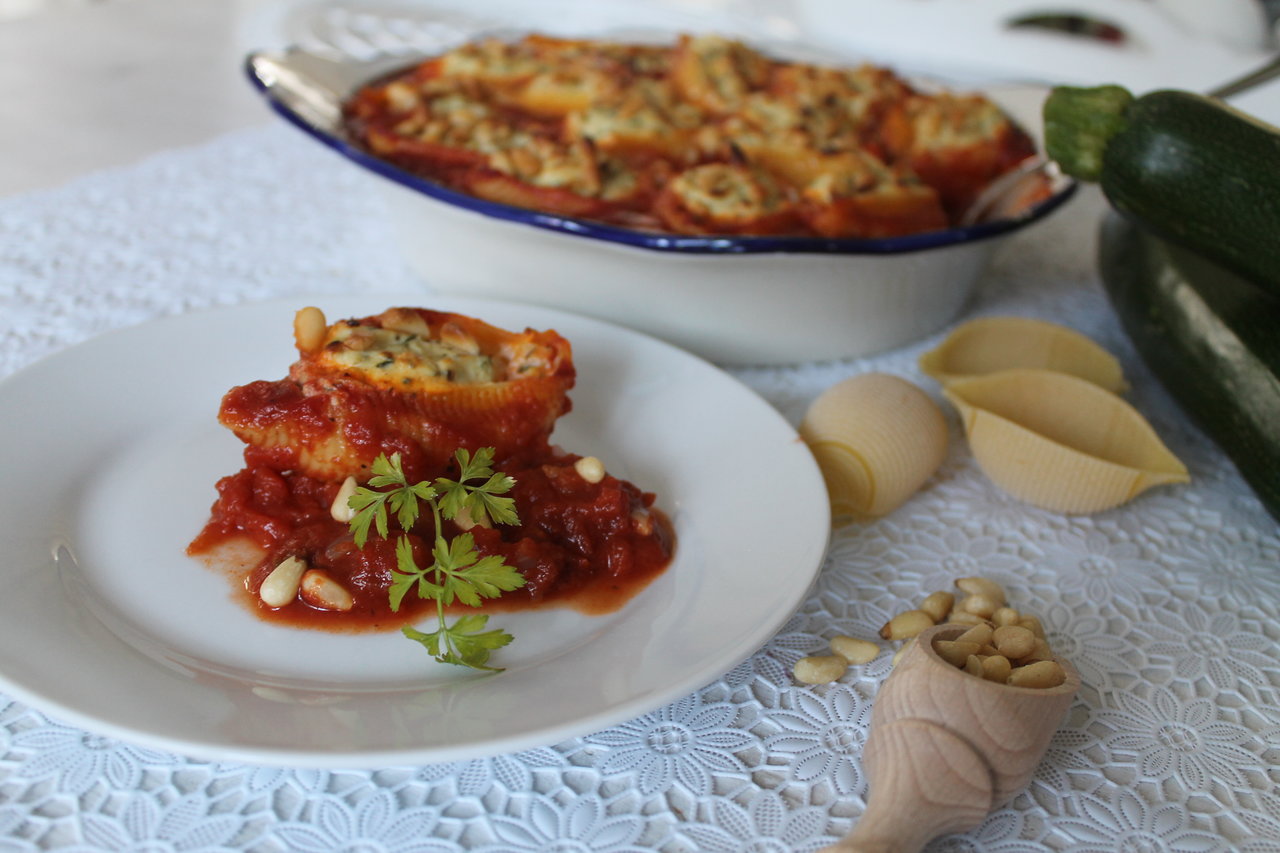 Gefüllte Muschelnudeln mit Zucchini und Ricotta in Tomatensoße ...