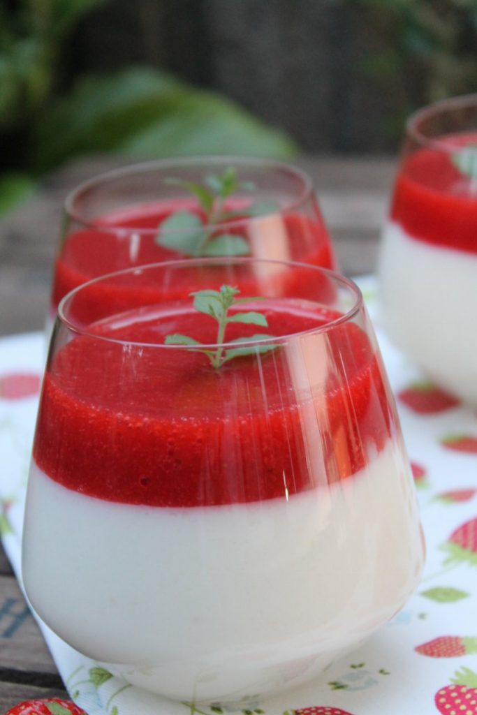 Buttermilchmousse mit Erdbeeren | cuplovecake