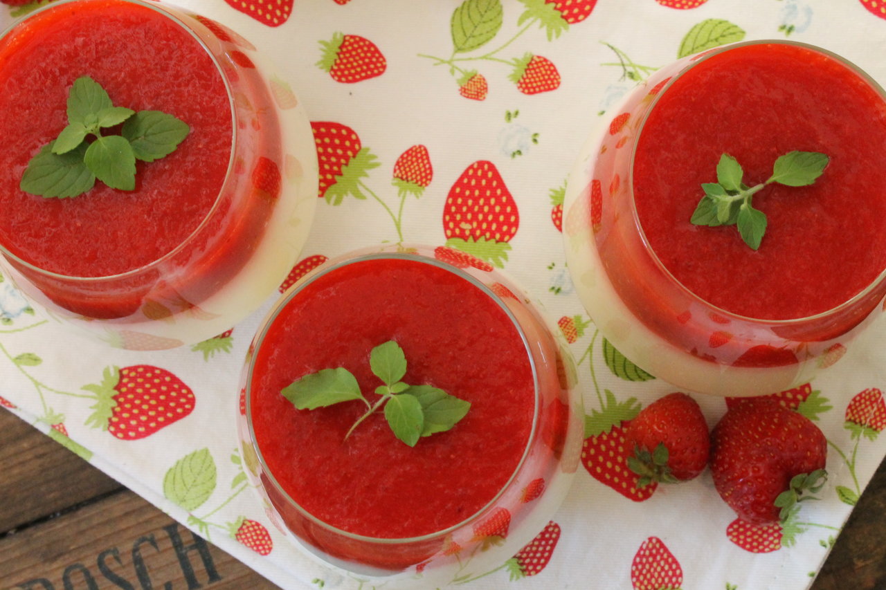 Buttermilchmousse mit Erdbeeren | cuplovecake