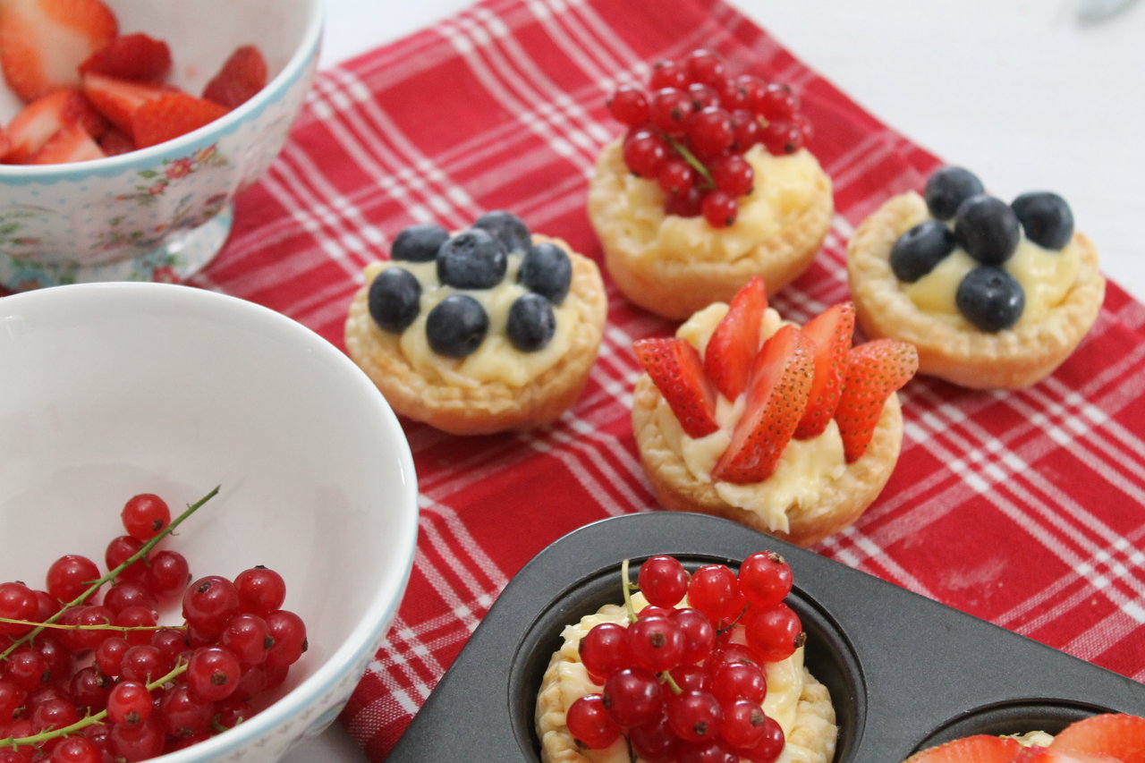 Blätterteig-Puddingkörbchen mit Früchten der Saison | cuplovecake