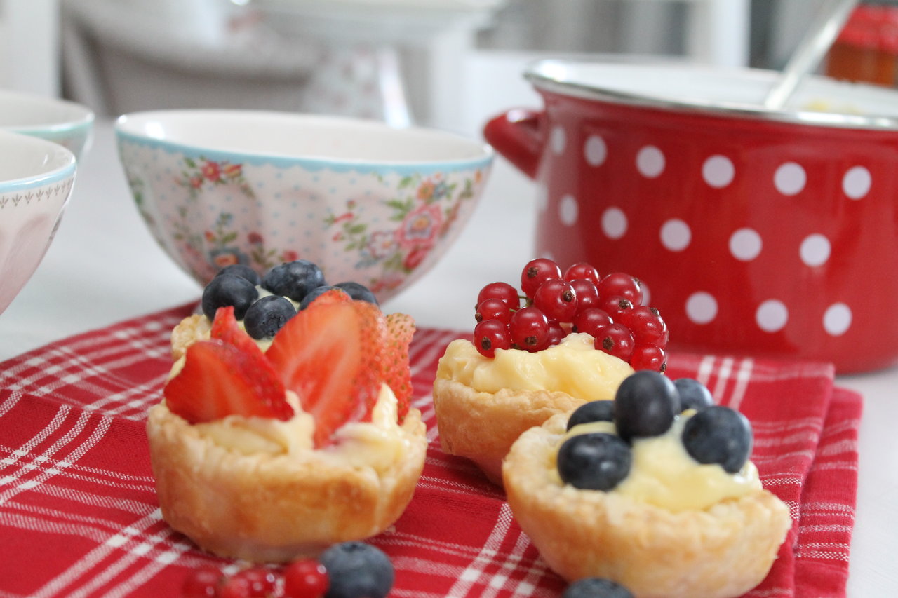 Blätterteig-Puddingkörbchen mit Früchten der Saison | cuplovecake
