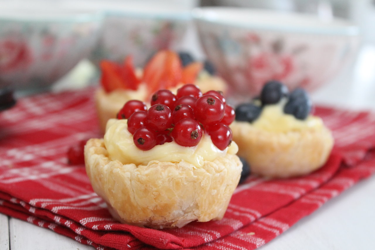 Blätterteig-Puddingkörbchen mit Früchten der Saison | cuplovecake