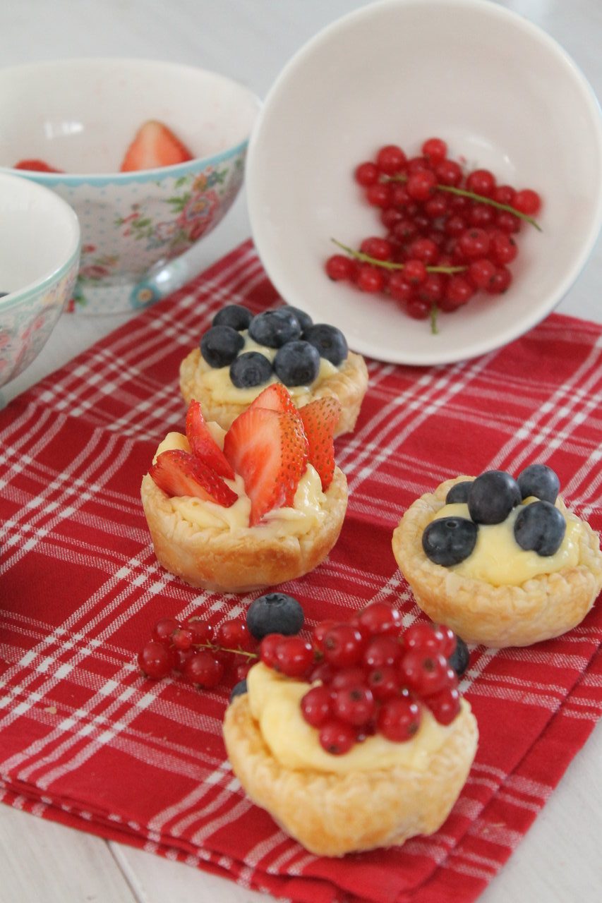 Blätterteig-Puddingkörbchen mit Früchten der Saison | cuplovecake