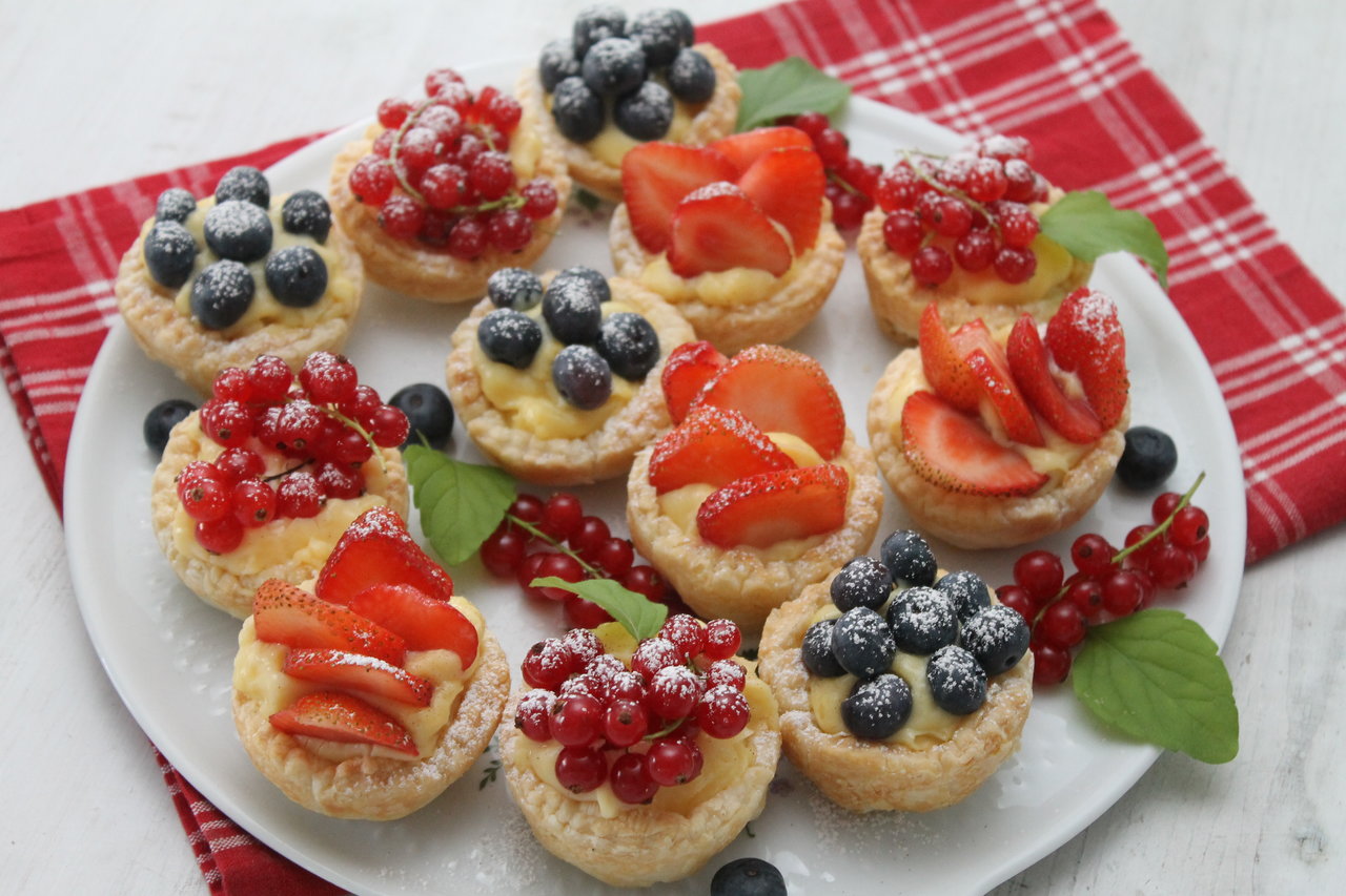 Blätterteig-Puddingkörbchen mit Früchten der Saison | cuplovecake