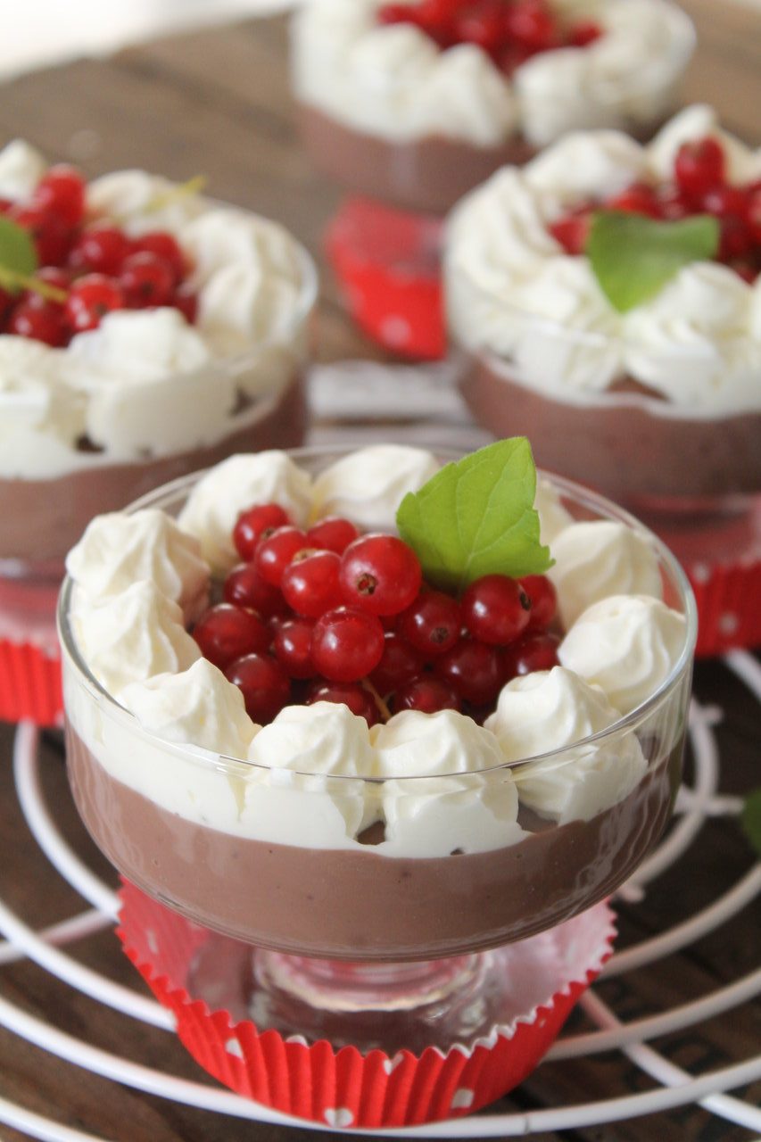 Omas Schokoladenpudding mit Sahne und Johannisbeeren | cuplovecake