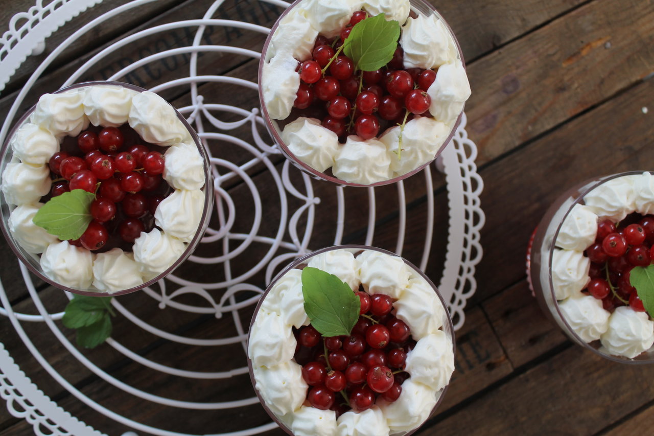 Omas Schokoladenpudding mit Sahne und Johannisbeeren | cuplovecake