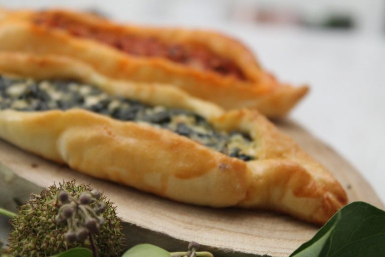 Türkische Pide mit zweierlei pikanter Füllung | cuplovecake