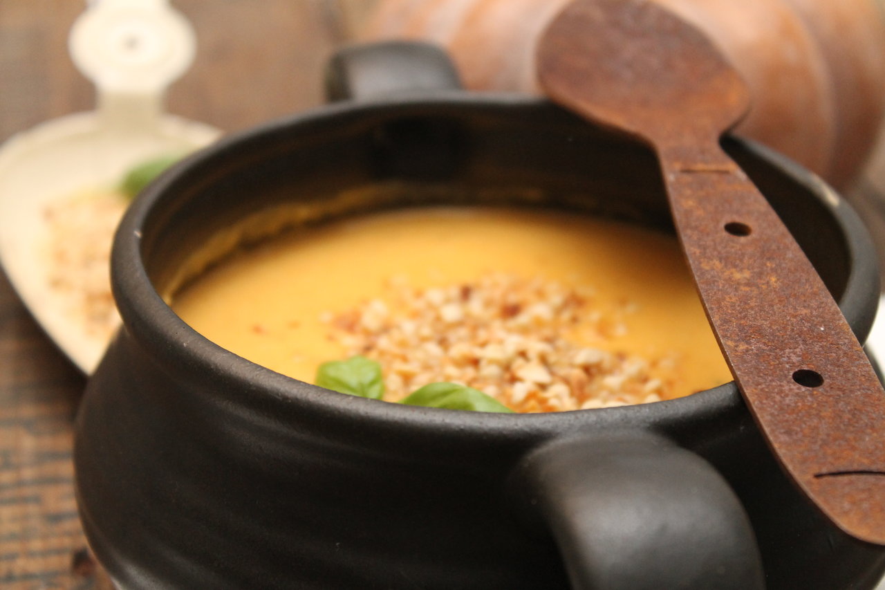 Samtige Muskatkürbissuppe mit Kokosmilch und gerösteten Erdnüssen ...