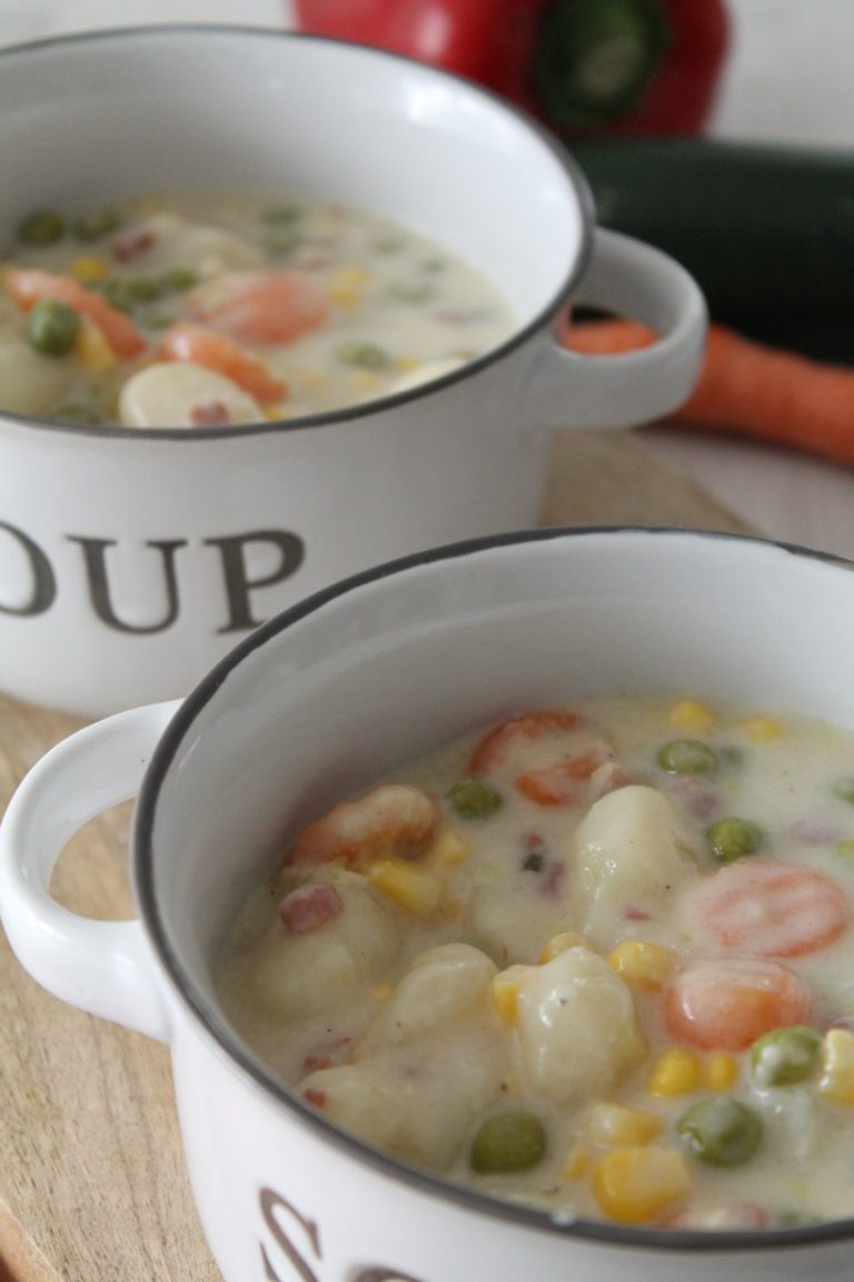Cremige Gnocchisuppe mit Erbsen, Karotten und Mais | cuplovecake