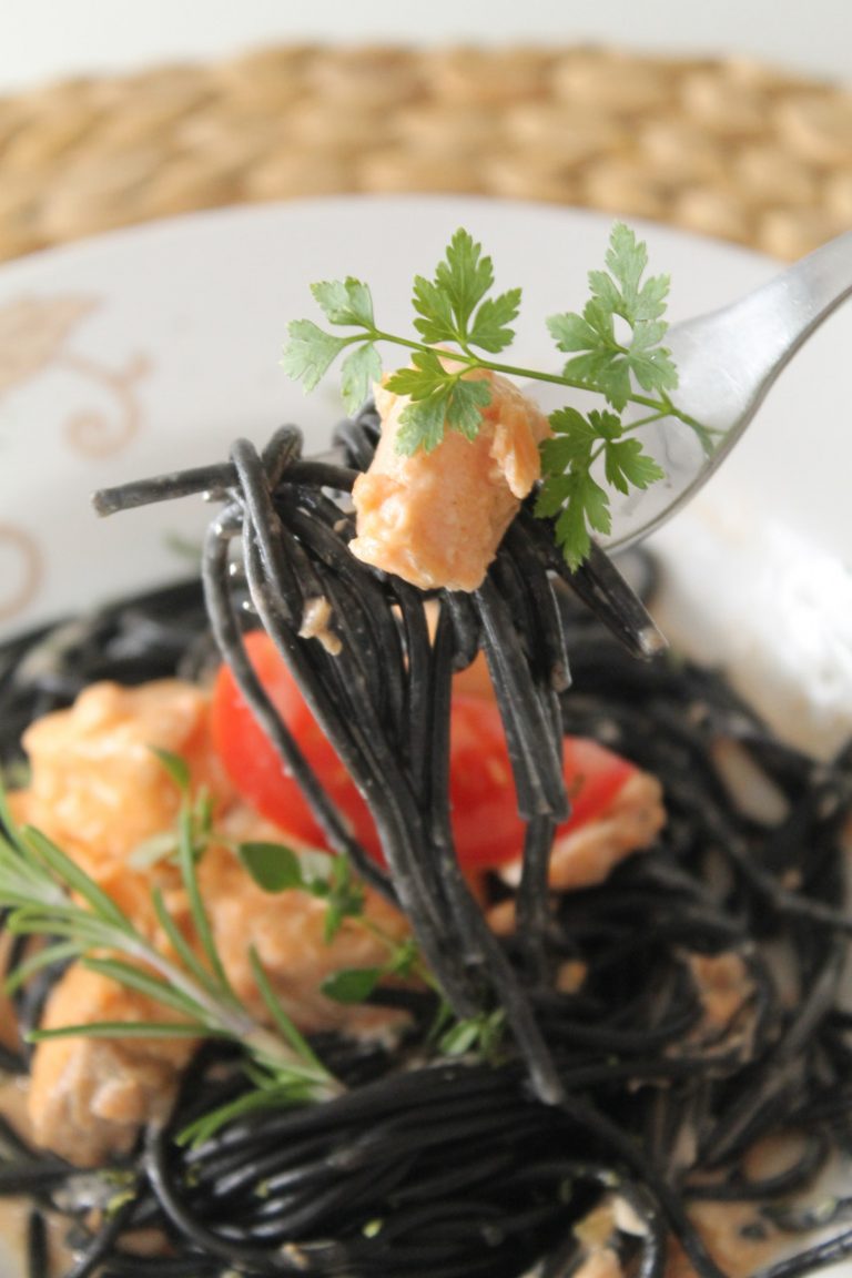 Schwarze Spaghetti mit Lachs in Tomaten-Sahnesoße | cuplovecake