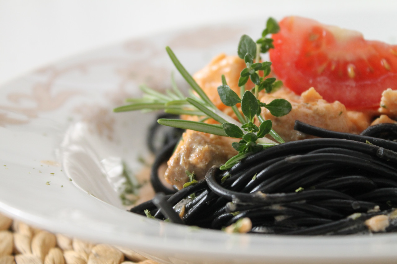 Schwarze Spaghetti mit Lachs in Tomaten-Sahnesoße | cuplovecake