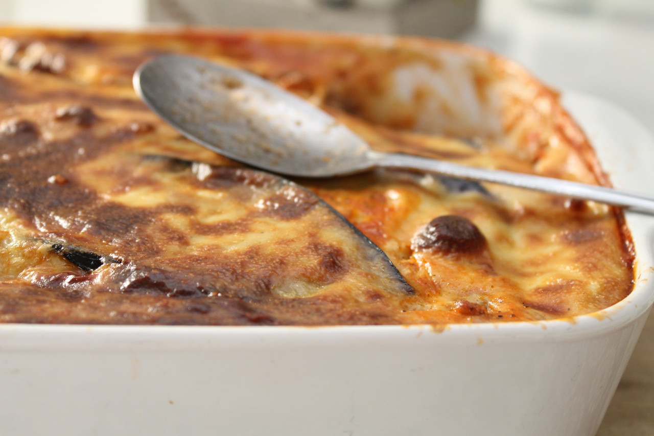 Griechische Moussaka mit Hackfleisch, Kartoffeln und Auberginen ...