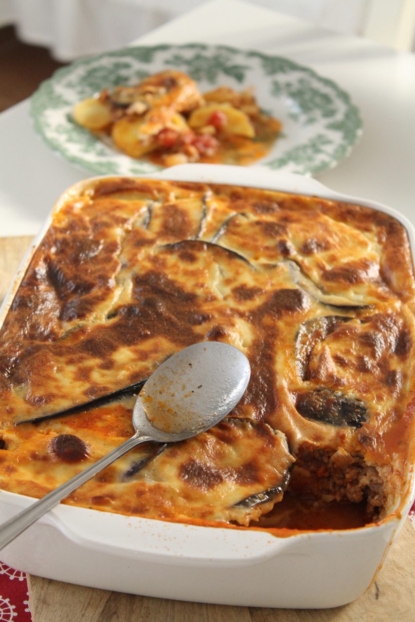 Griechische Moussaka mit Hackfleisch, Kartoffeln und Auberginen ... Griechische Moussaka mit Hackfleisch, Kartoffeln und Auberginen ...