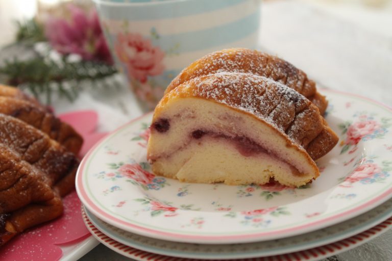 Käsekuchen-Gugelhupf mit roter Grütze | cuplovecake