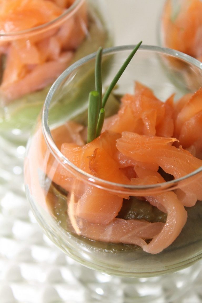 Avocadocreme mit Räucherlachs im Glas | cuplovecake
