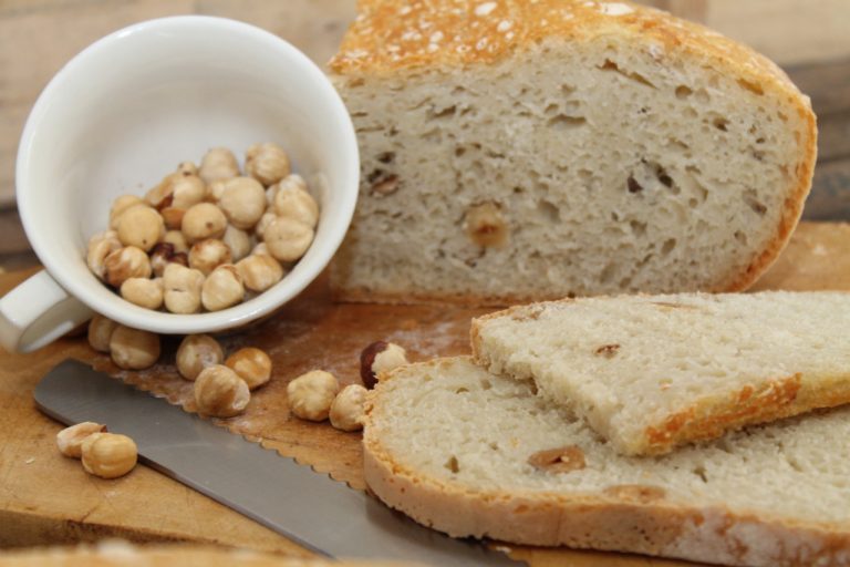 Dinkelbrot mit Haselnüssen aus dem Topf | cuplovecake